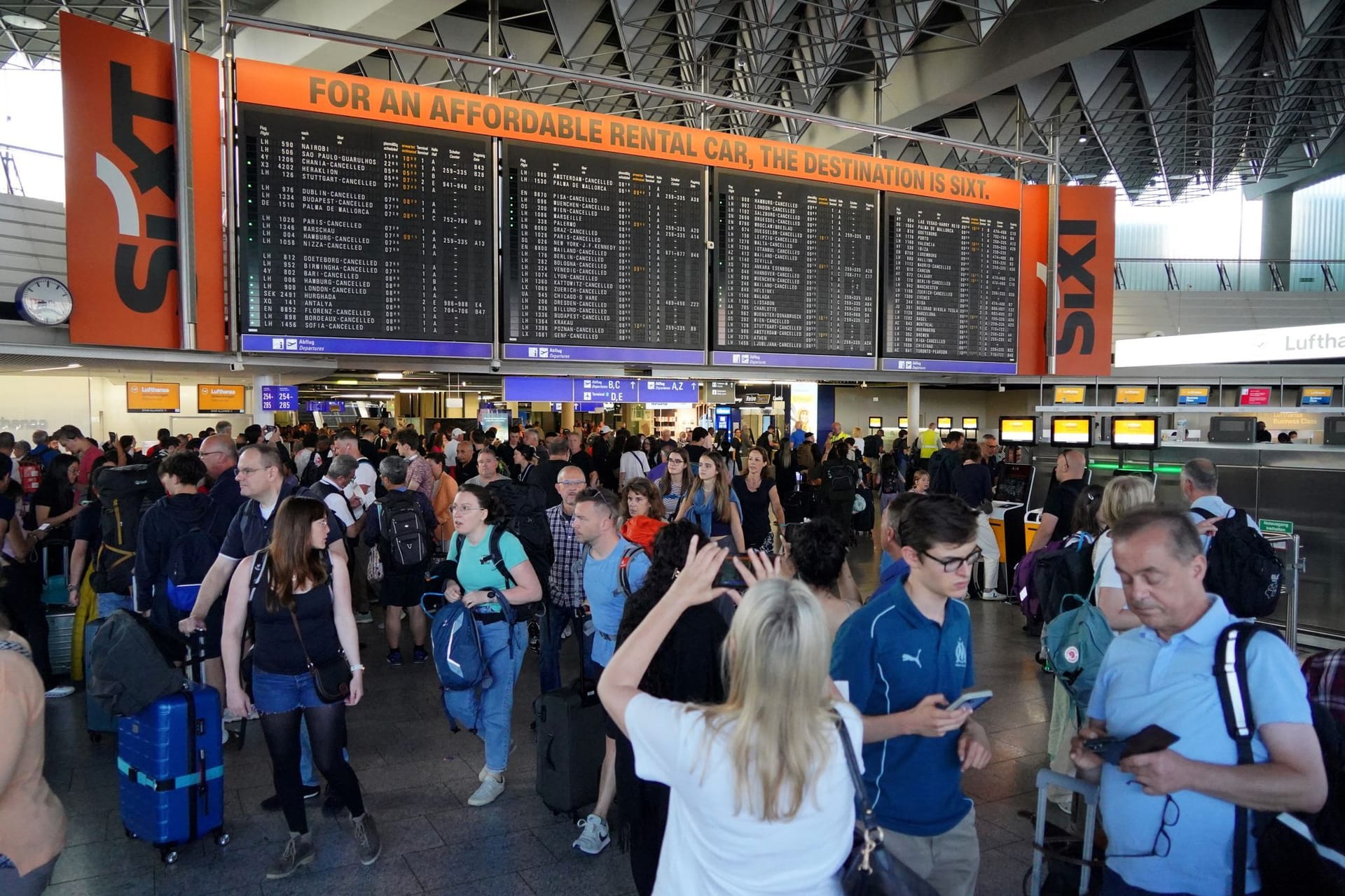 Genervte Passagiere: Viele Reisende kamen am Donnerstag erst einmal nicht weg.