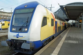 Ein Metronom an einem Bahnhof (Symbolbild): Die Polizei konnte die Tatwaffe bei der Festnahme sicherstellen.