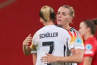 Lea Schüller und Laura Freigang (r.): In wenigen Wochen spielen sie bei Olympia um die Goldmedaille.