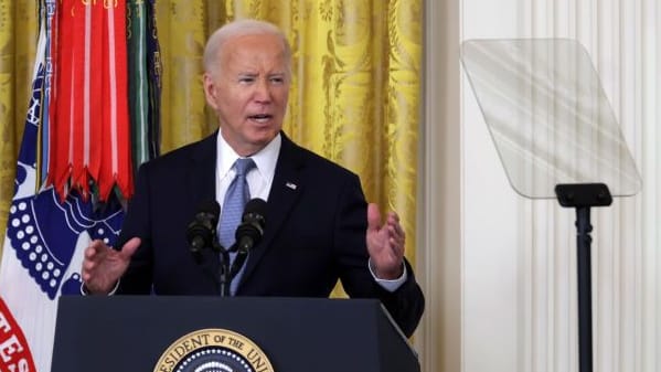 Das Gesicht von Joe Biden wird von einem Teleprompter bedeckt. Von dem Gerät kann der US-Präsident bei seinen Reden den Text ablesen.