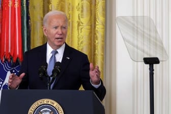Das Gesicht von Joe Biden wird von einem Teleprompter bedeckt. Von dem Gerät kann der US-Präsident bei seinen Reden den Text ablesen.