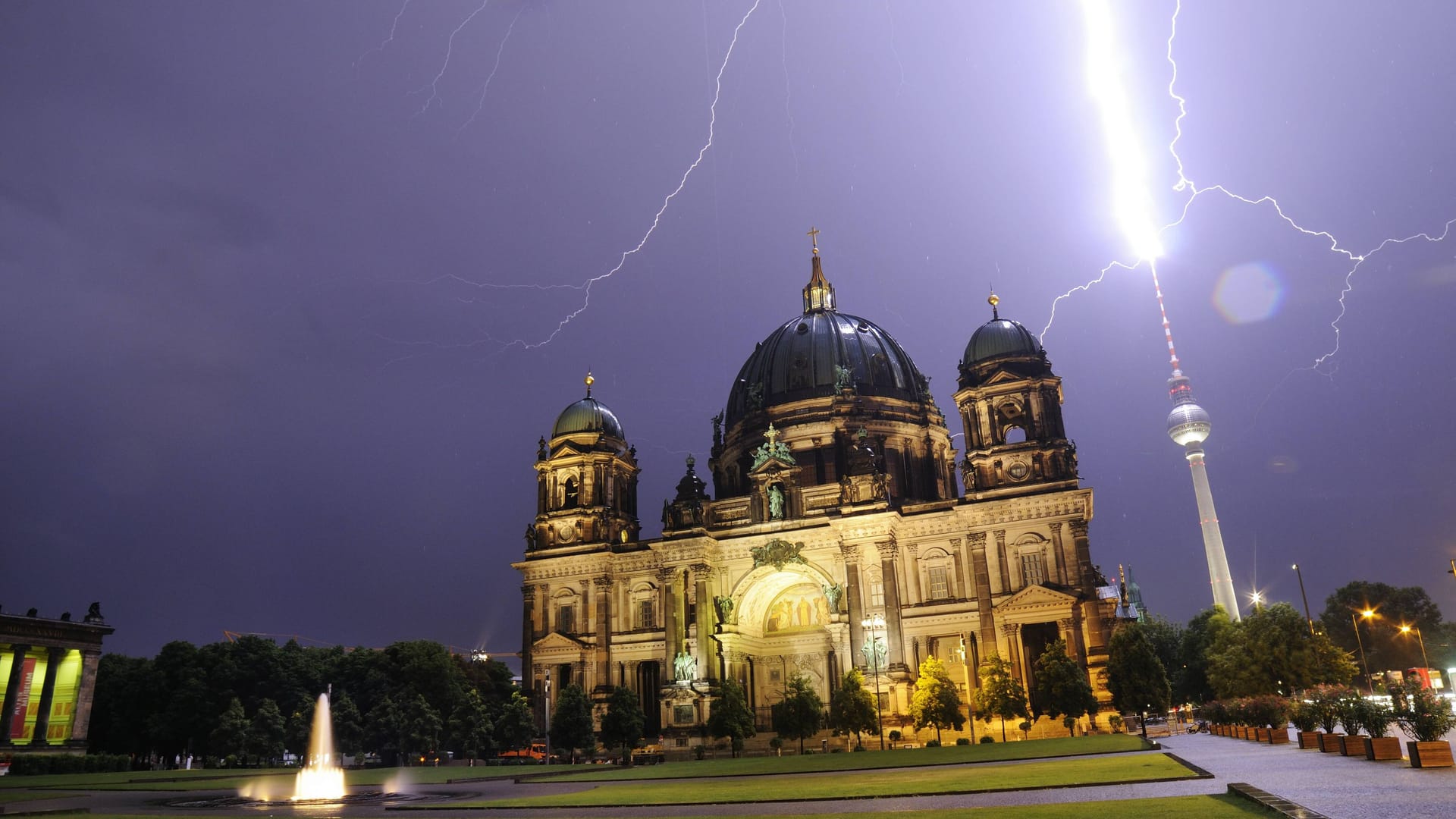 Bildnummer: 59882105 Datum: 20.06.2013 Copyright: imago/David HeerdeGewitter in Berlin 20.06.2013/ Germany/ Berlin/ Gewitter in Berlin - Berliner Dom Gesellschaft Wetter Unwetter x0x xkg 2013 quer Aufmacher premiumd Gewitter Unwetter Blitz