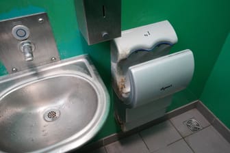 Dreckige Rastplatz-Toilette (Symbolbild): Um den Rastplatz Mahndorfer Marsch sollte man eher einen Bogen machen.