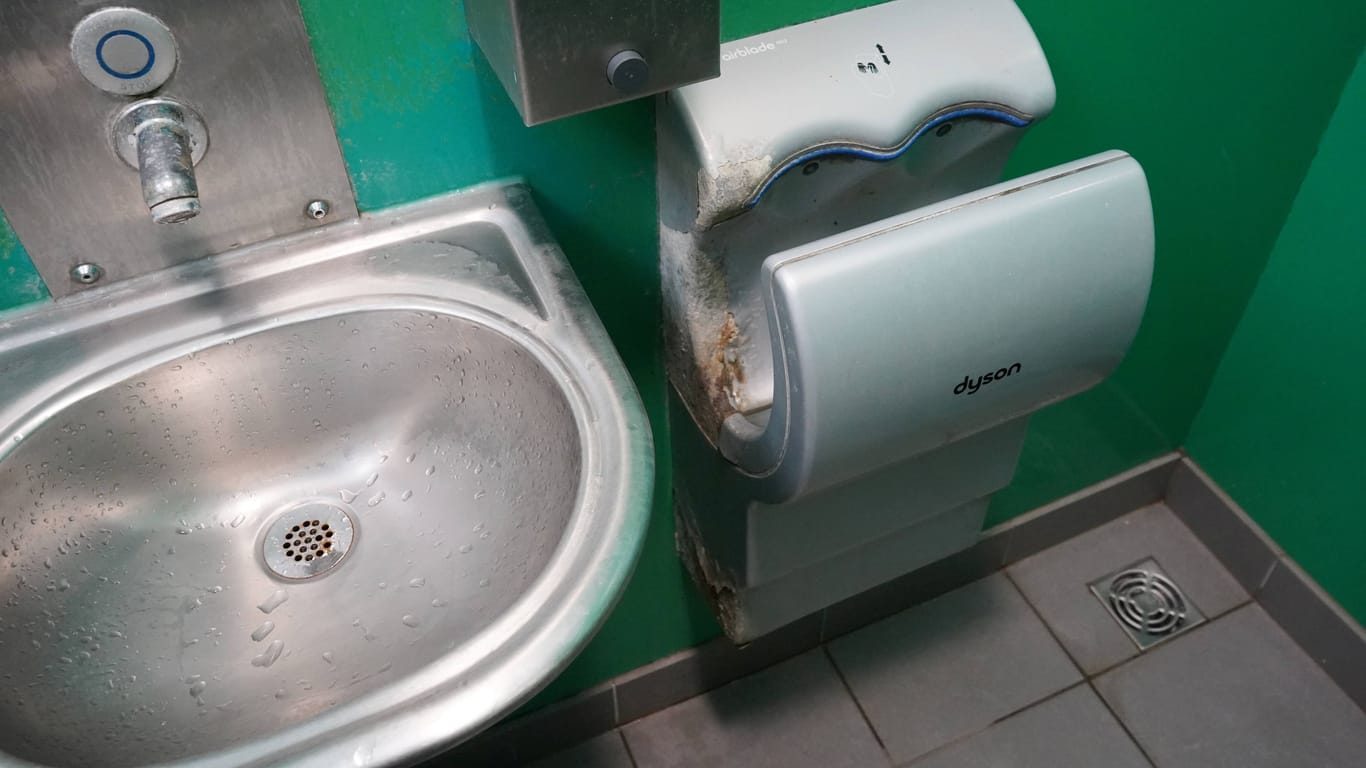 Dreckige Rastplatz-Toilette (Symbolbild): Um den Rastplatz Mahndorfer Marsch sollte man eher einen Bogen machen.