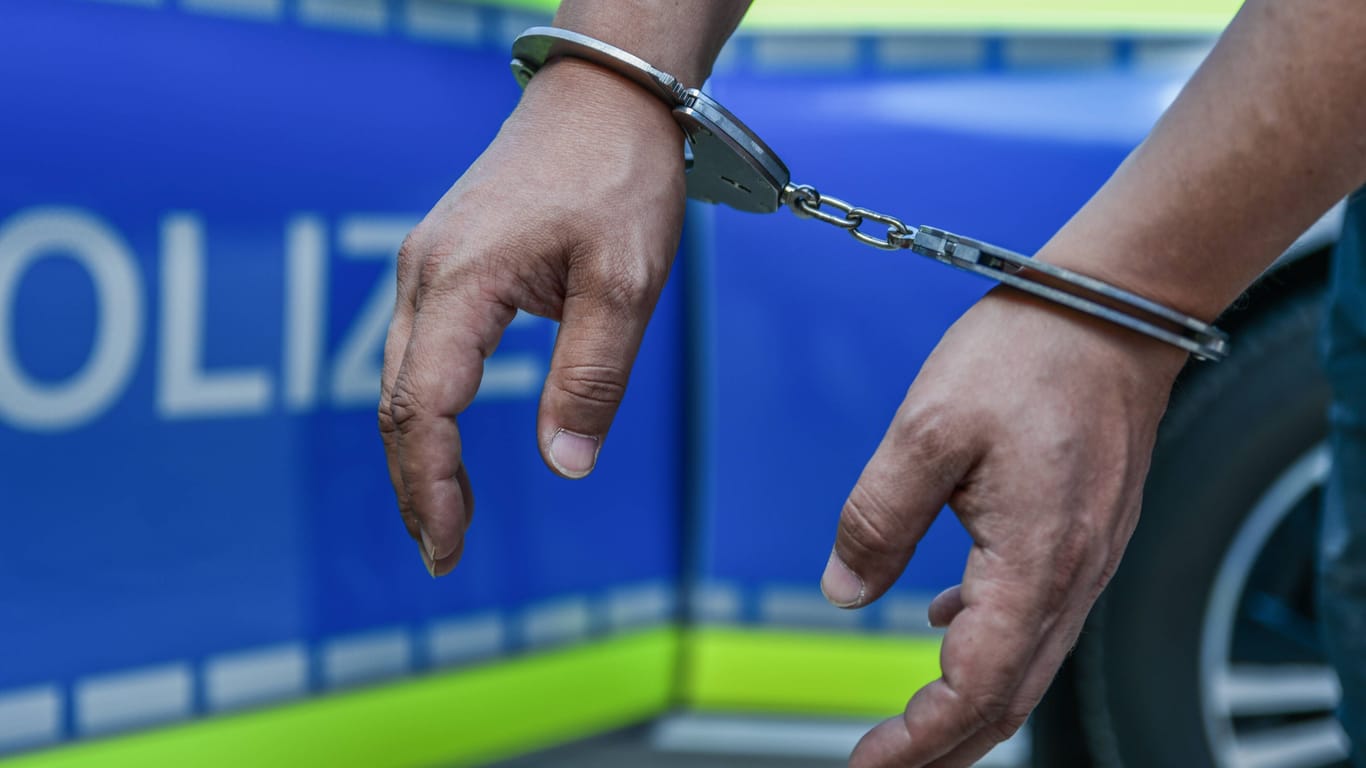 Ein Mann in Handschellen (Symbolbild): Alle Tatverdächtigen wurden nach Abschluss der polizeilichen Maßnahmen wieder freigelassen.