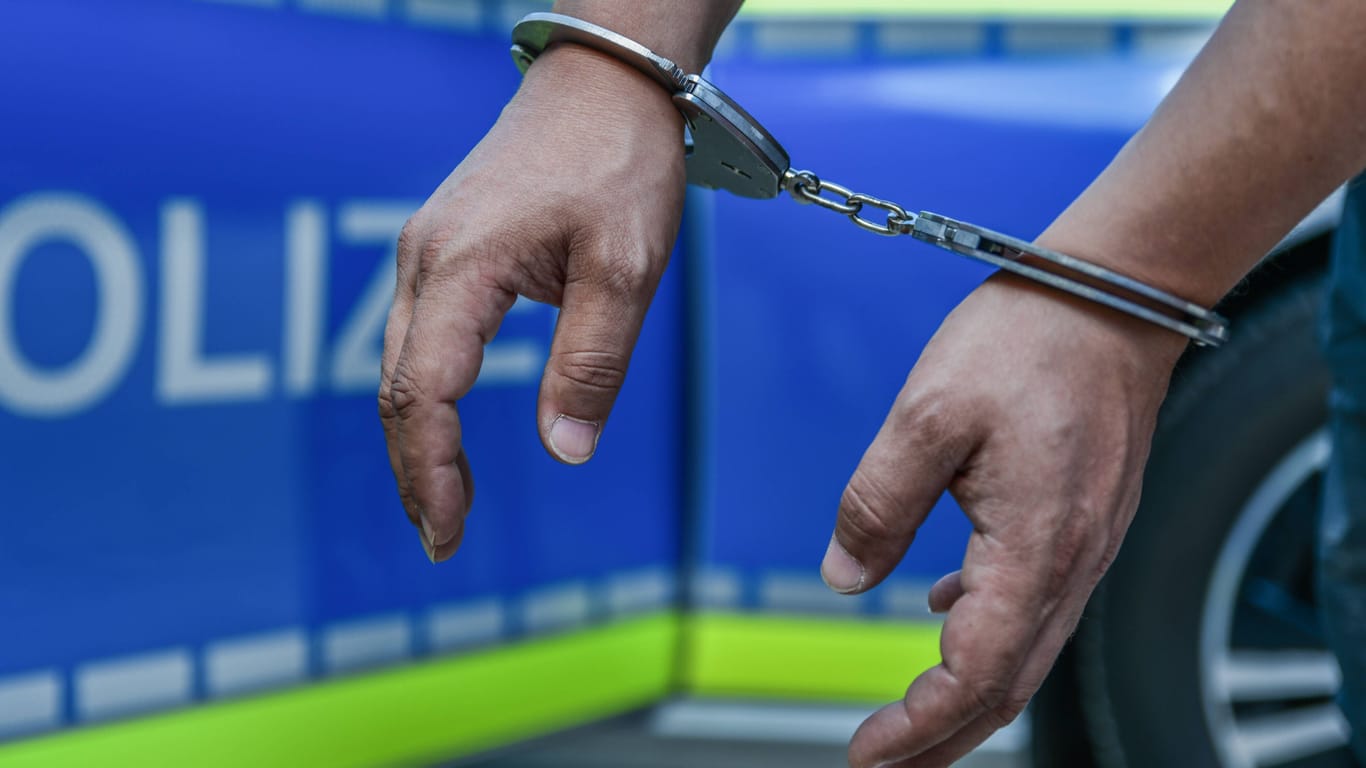 Ein Mann in Handschellen (Symbolbild): Alle Tatverdächtigen wurden nach Abschluss der polizeilichen Maßnahmen wieder freigelassen.