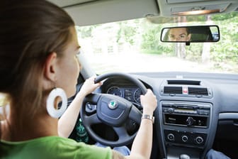 Eine Frau fährt Auto (Symbolbild): Die Stadt Köln will mit kultigen Sprüchen gegen das Rasen vorgehen.