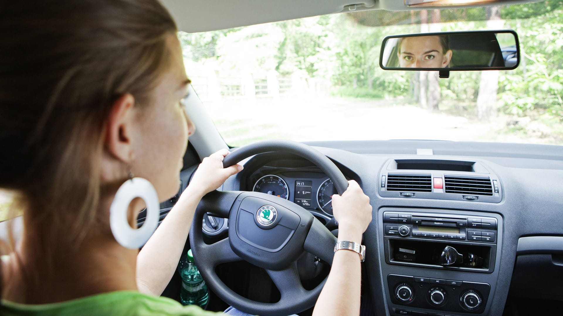 Eine Frau fährt Auto (Symbolbild): Die Stadt Köln will mit kultigen Sprüchen gegen das Rasen vorgehen.