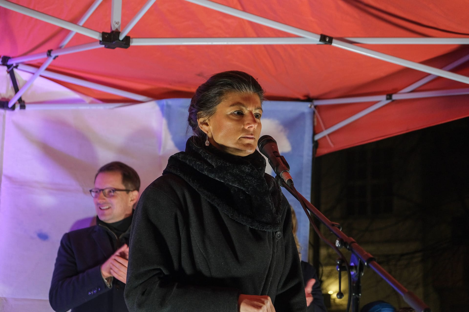 Sarah Wagenknecht MdB für die LINKE bei der Wahlkampfveranstaltung des Bezirksverbandes Die LINKE. Tempelhof-Schöneberg am Crellemarkt, Schöneberg 19.1.2023 Sahra Wagenknecht war Hauptrednerin der Kundgebung des Bezirksverbands der LINKEN Tempelhof-Schöneberg zur Unterstützung Schöneberger Kandidatinnen Friederike Benda und Elisabeth Wissel. Außerdem sprach Alexander King Die LINKE, Mitglied des Abgeordnetenhauseses Berlin.