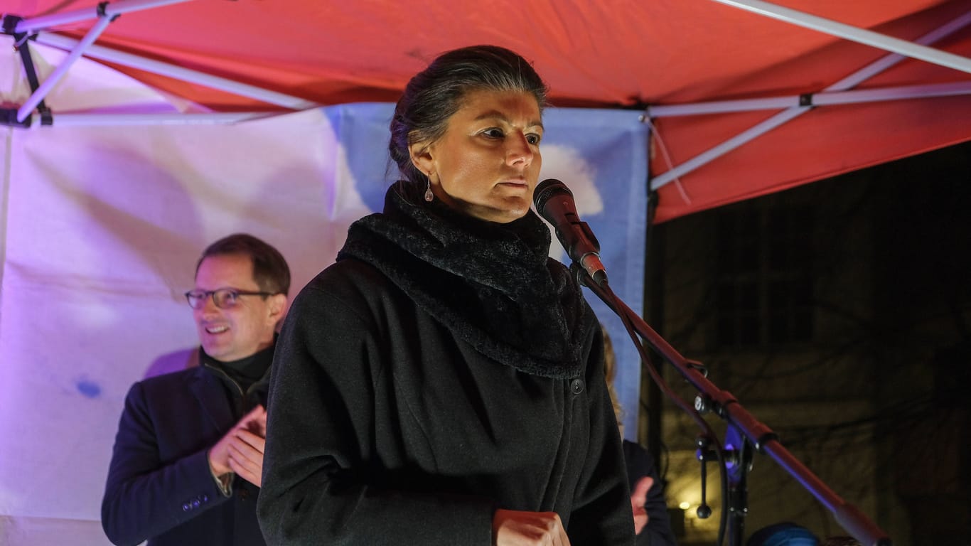 Sarah Wagenknecht MdB für die LINKE bei der Wahlkampfveranstaltung des Bezirksverbandes Die LINKE. Tempelhof-Schöneberg am Crellemarkt, Schöneberg 19.1.2023 Sahra Wagenknecht war Hauptrednerin der Kundgebung des Bezirksverbands der LINKEN Tempelhof-Schöneberg zur Unterstützung Schöneberger Kandidatinnen Friederike Benda und Elisabeth Wissel. Außerdem sprach Alexander King Die LINKE, Mitglied des Abgeordnetenhauseses Berlin.