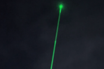 Ein Laser-Strahl über Berlin: Viele Nutzer rätselten darüber, was es damit auf sich hat.