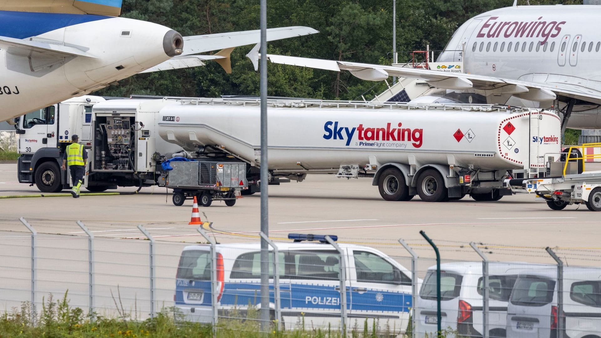 Köln: Ein Auto der Polizei steht am Flughafen Köln/Bonn.