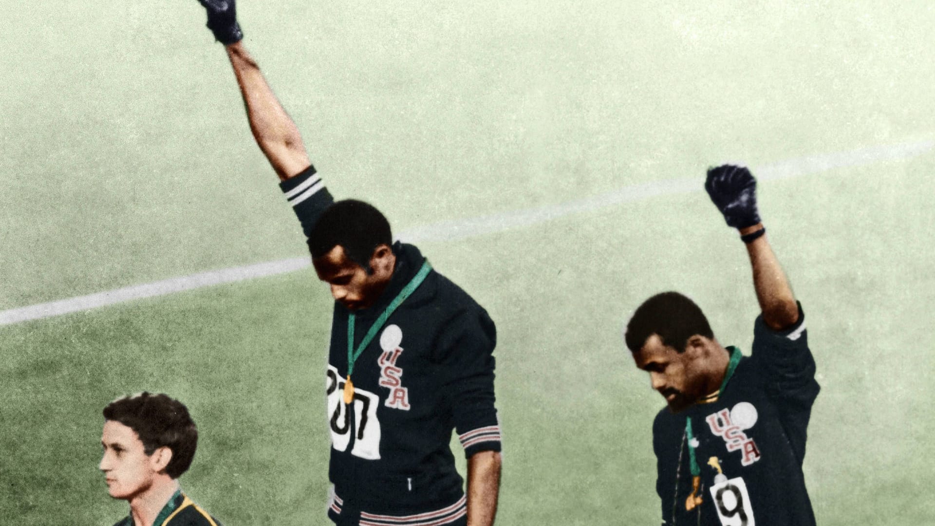 Die US-Läufer Tommie Smith (M.) und John Carlos (r.) bei den Olympischen Spielen 1968.