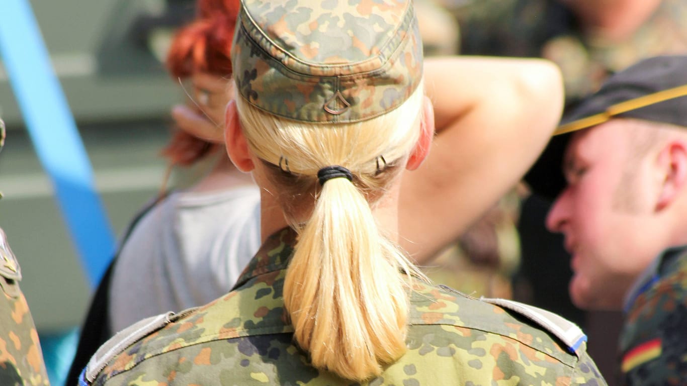 Deutsche Soldatin in Uniform (Symbolbild): Belästigung am Dortmunder Bahnhof