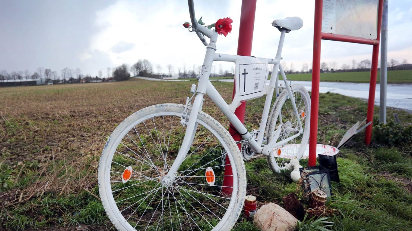 Geisterfahrrad erinnert an Verkehrstoten