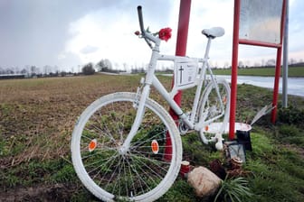 Geisterfahrrad erinnert an Verkehrstoten