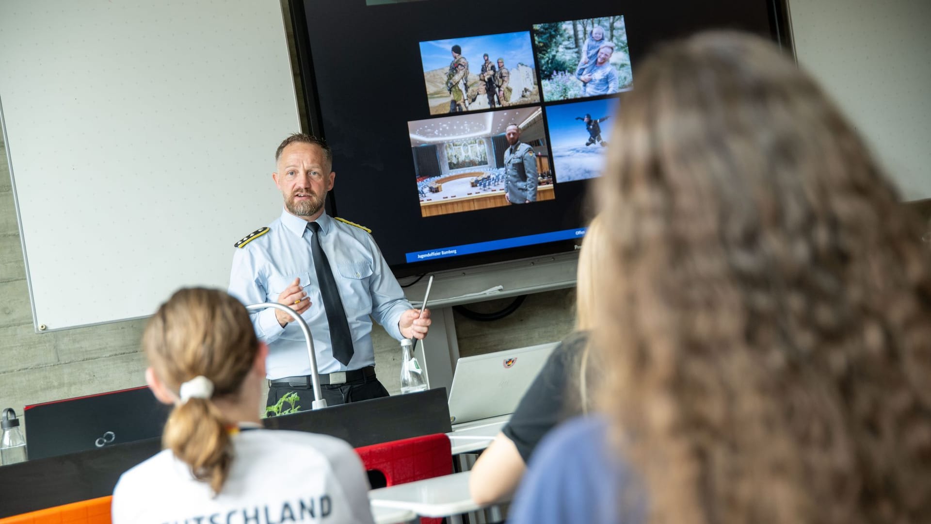 Jugendoffizier der Bundeswehr besucht Schulklasse