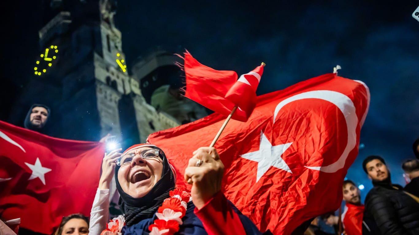 Türkei-Fans feiern am Breitscheidplatz vor der Kaiser-Wilhelm-Gedächtniskirche in Berlin: Rund um das EM-Spiel Türkei gegen Niederlande werden dort große Ansammlungen von Türkei-Fans erwartet.