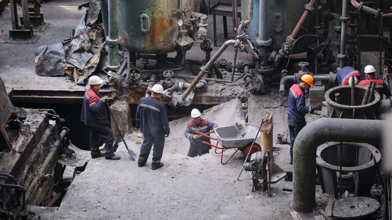 Arbeiter in einem von russischen Angriffen zerstörtem Kraftwerk (Archivbild): Besonders die Angriffe auf die Energieinfrastruktur machen der Wirtschaft zu schaffen.