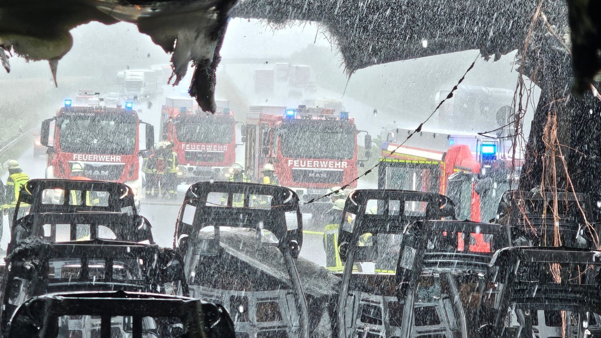 Reisebus brennt auf A3 - Fahrgäste bleiben unverletzt