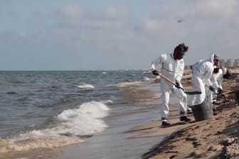 Ölpest: Arbeiter reinigen den Strand.