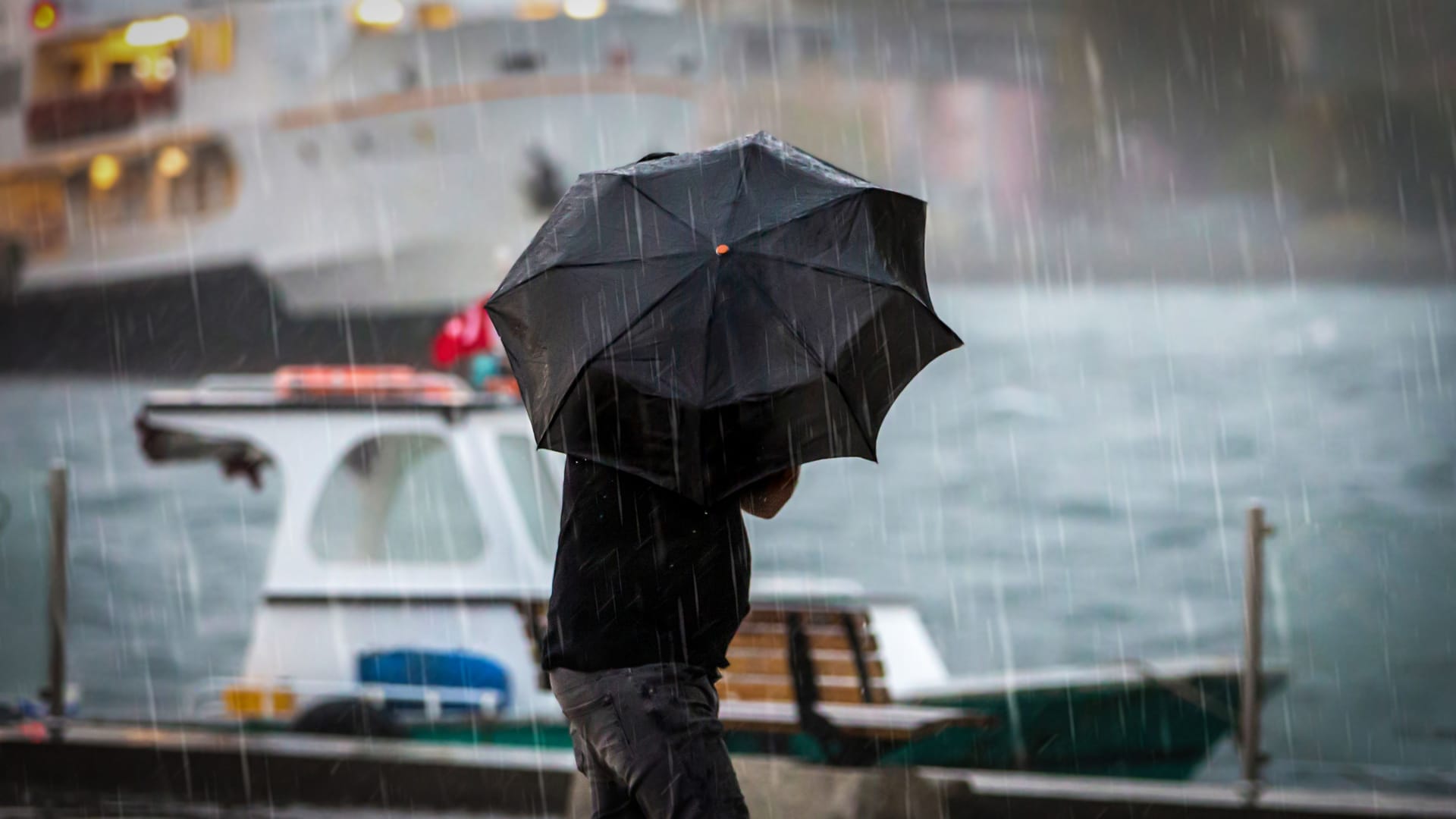 Ein Mann hält einen Regenschirm (Symbolbild): Mit stürmischen Böen ist ein großes Gewitter am Samstag über Hamburg gezogen. Ein Mann hält einen Regenschirm (Symbolbild): Mit stürmischen Böen ist ein großes Gewitter am Samstag über Hamburg gezogen.