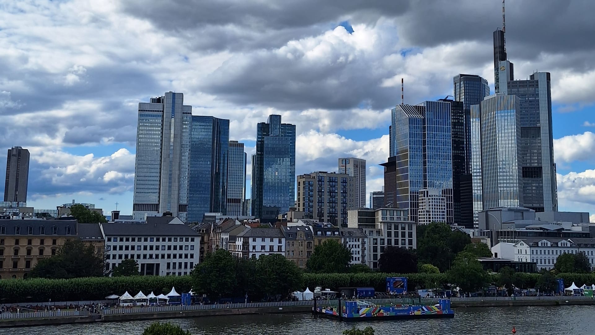 Frankfurt am Main: Stadtsilhouette / Skyline vom Dach des Städel Museums