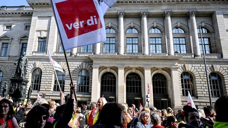 Demonstranten stehen vor dem Berliner Abgeordnetenhaus bei der Kundgebung streikender Kita-Erzieherinnen.