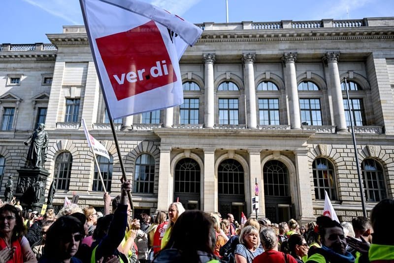 Demonstranten stehen vor dem Berliner Abgeordnetenhaus bei der Kundgebung streikender Kita-Erzieherinnen.