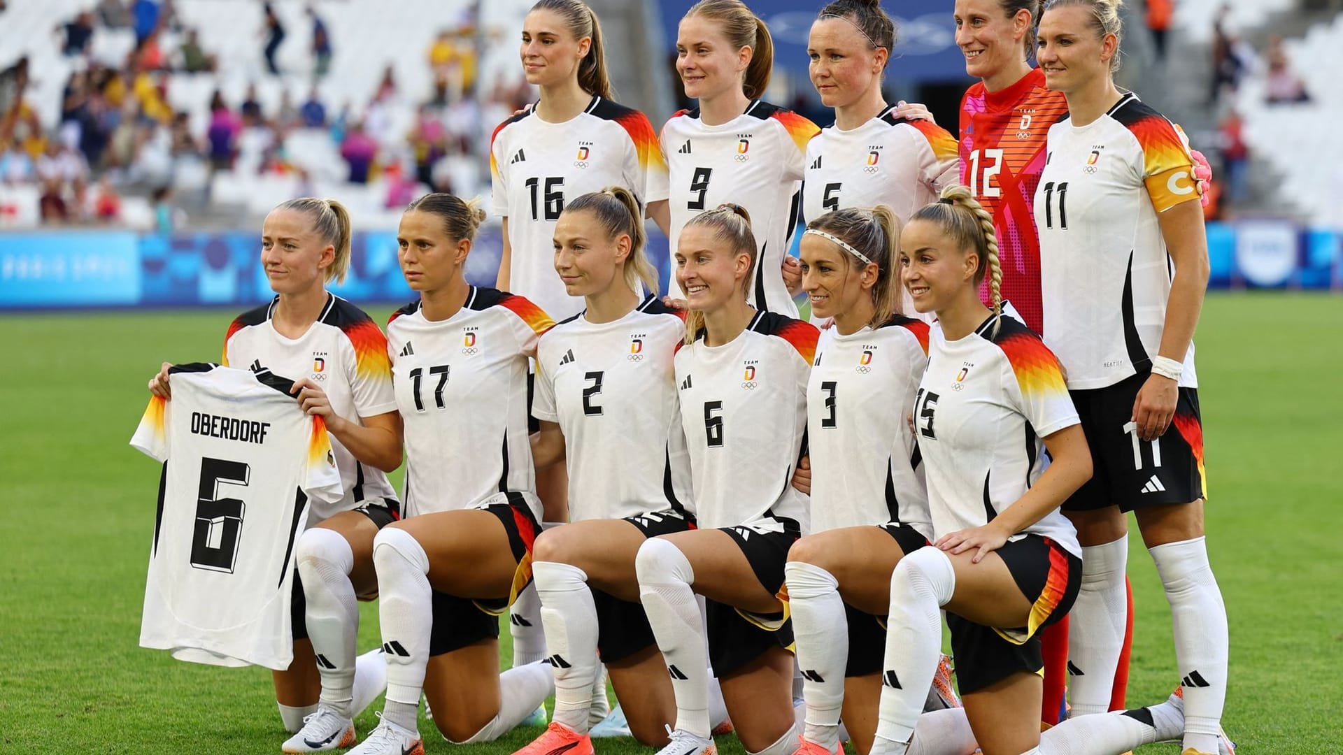 Gruß an die verletzte Teamkollegin: Lea Schüller (li.) hält das Trikot von Lena Oberdorf beim Mannschaftsfoto.