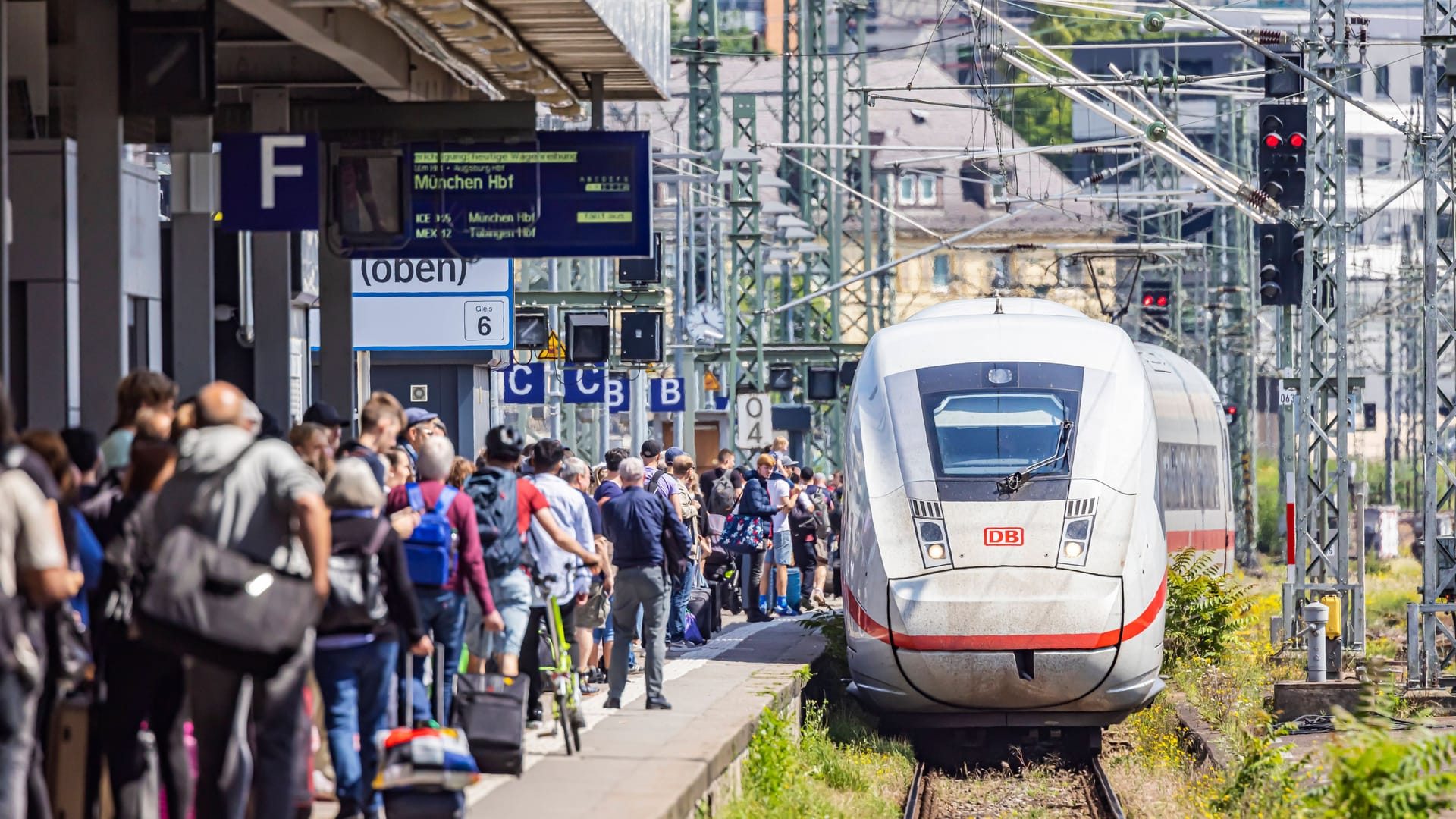 Der Stuttgarter Hauptbahnhof (Archivbild): Züge stehen dort derzeit still.