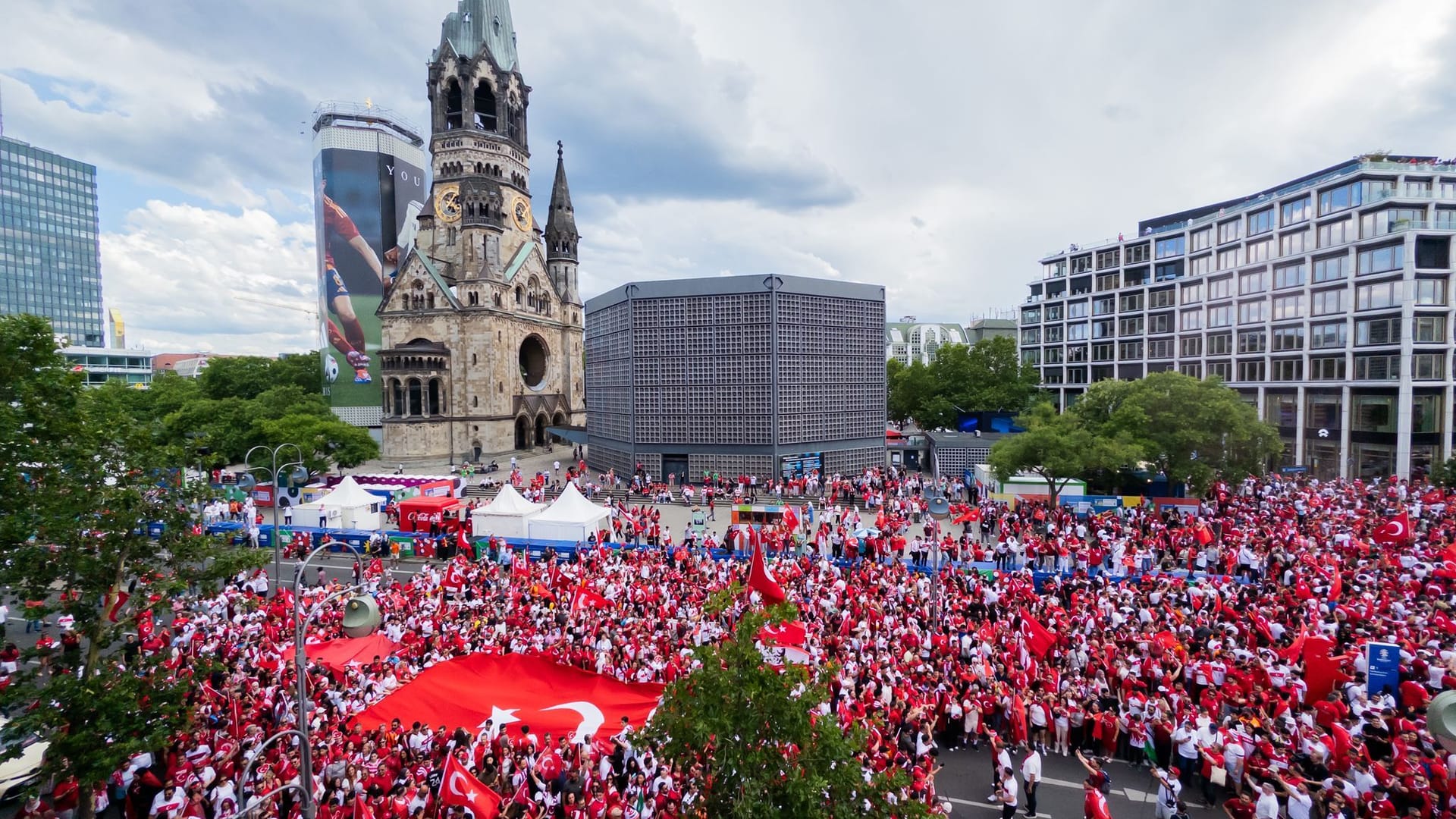 Türkei-Fans versammeln sich vor Spielbeginn zu einem Fantreffen am Breitscheidplatz: Laut Polizeiangaben waren rund 4.500 Fans vor Ort.