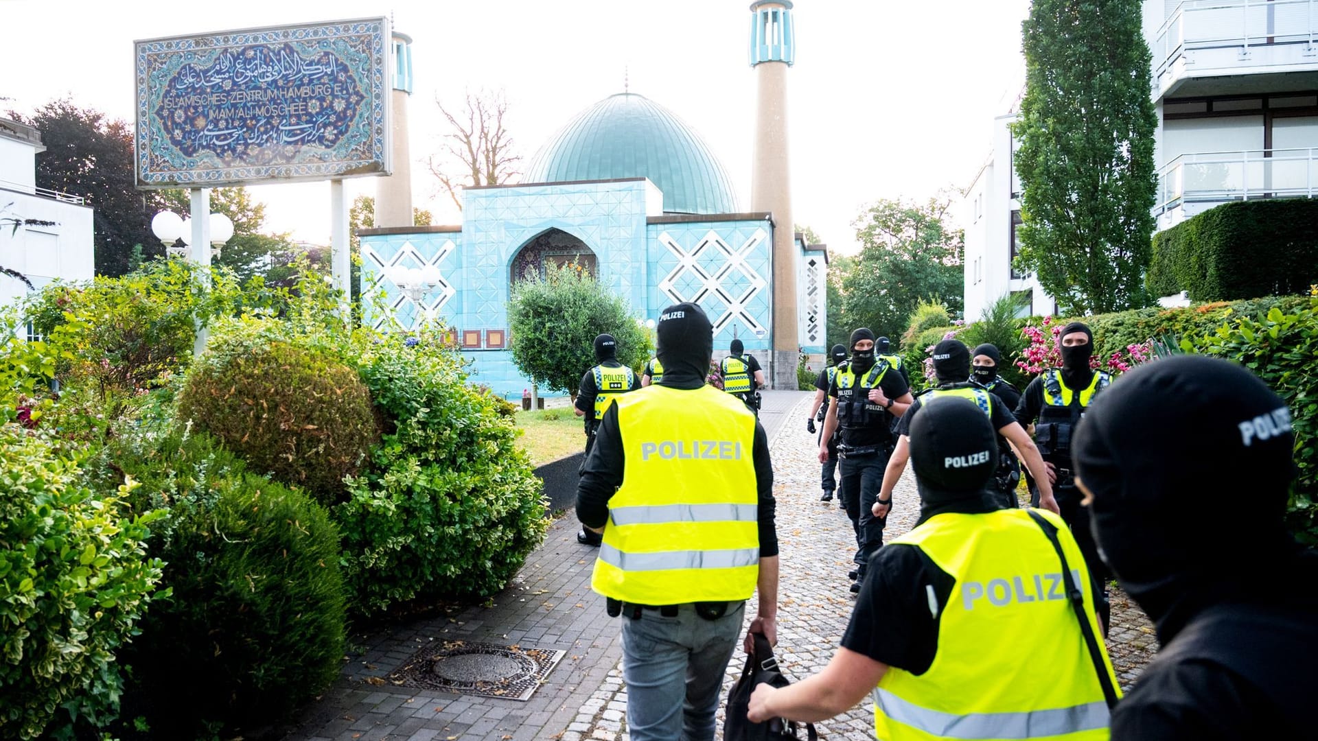 Einsatzkräfte der Polizei gehen während einer Razzia auf das Gelände vom Islamischen Zentrum Hamburg mit der Imam Ali Moschee (Blaue Moschee) an der Außenalster.