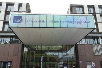 Eingang des Universitätsklinikums Eppendorf (Symbolbild): Das UKE wäre gesetzlich dazu verpflichtet gewesen, die Vorwürfe zu melden.