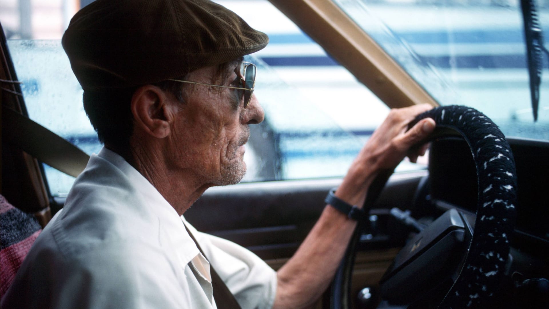 Viele Senioren sind auf das Autofahren angewiesen: In Kleinstädten ist deshalb die Bereitschaft für den Verzicht geringer als in Großstädten.