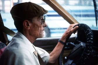 Viele Senioren sind auf das Autofahren angewiesen: In Kleinstädten ist deshalb die Bereitschaft für den Verzicht geringer als in Großstädten.