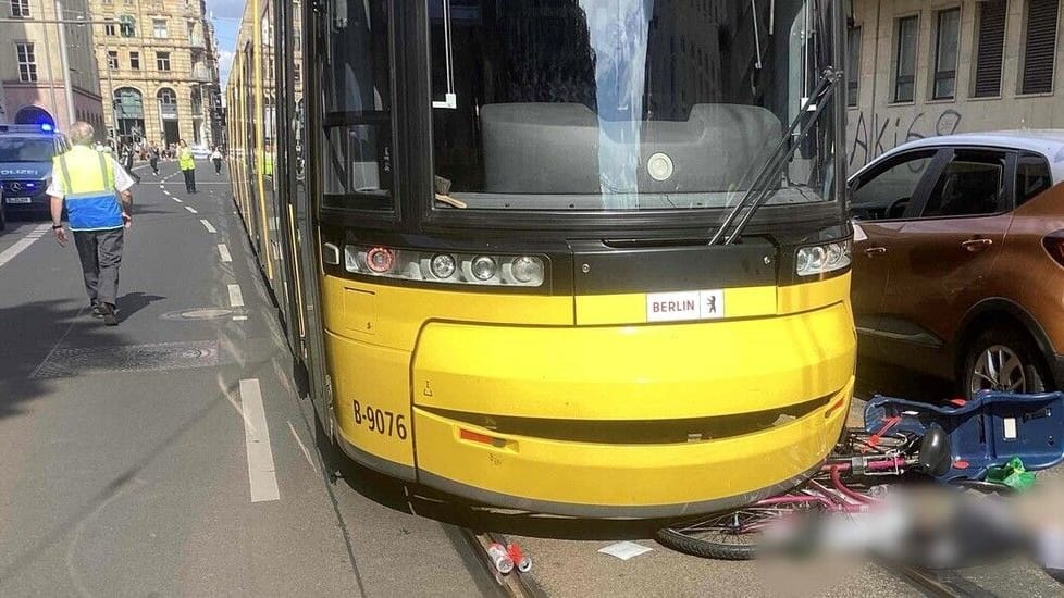 Fahrrad unter Straßenbahn in der Invalidenstraße: Wegen des Unfalls sperrte die Polizei die Straße für kurze Zeit.