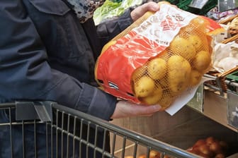Frau hält einen Sack Kartoffeln (Symbolbild): Auch in diesem Monat stieg der Preis für Kartoffeln wieder.