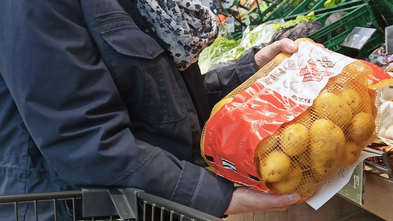 Frau hält einen Sack Kartoffeln (Symbolbild): Auch in diesem Monat stieg der Preis für Kartoffeln wieder.