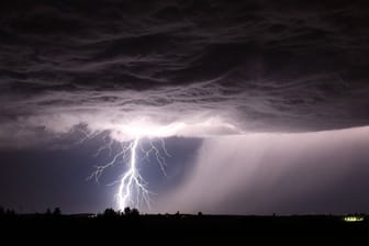 Sommergewitter (Archivbild): Nach einer Auswertung des Verbands der Elektrotechnik Elektronik Informationstechnik (VDE) gibt es durch Blitzeinschlag bundesweit jährlich etwa sieben Todesfälle und 120 Verletzte.