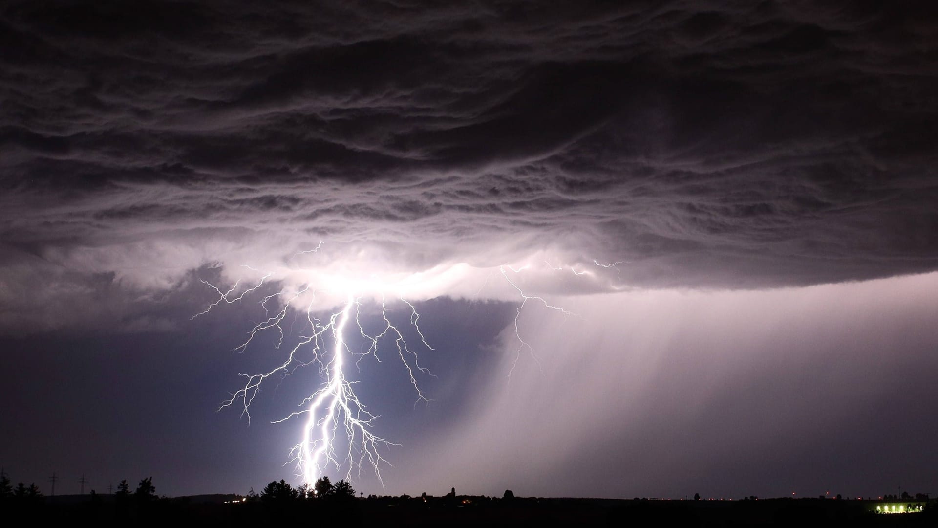 Sommergewitter (Archivbild): Nach einer Auswertung des Verbands der Elektrotechnik Elektronik Informationstechnik (VDE) gibt es durch Blitzeinschlag bundesweit jährlich etwa sieben Todesfälle und 120 Verletzte.