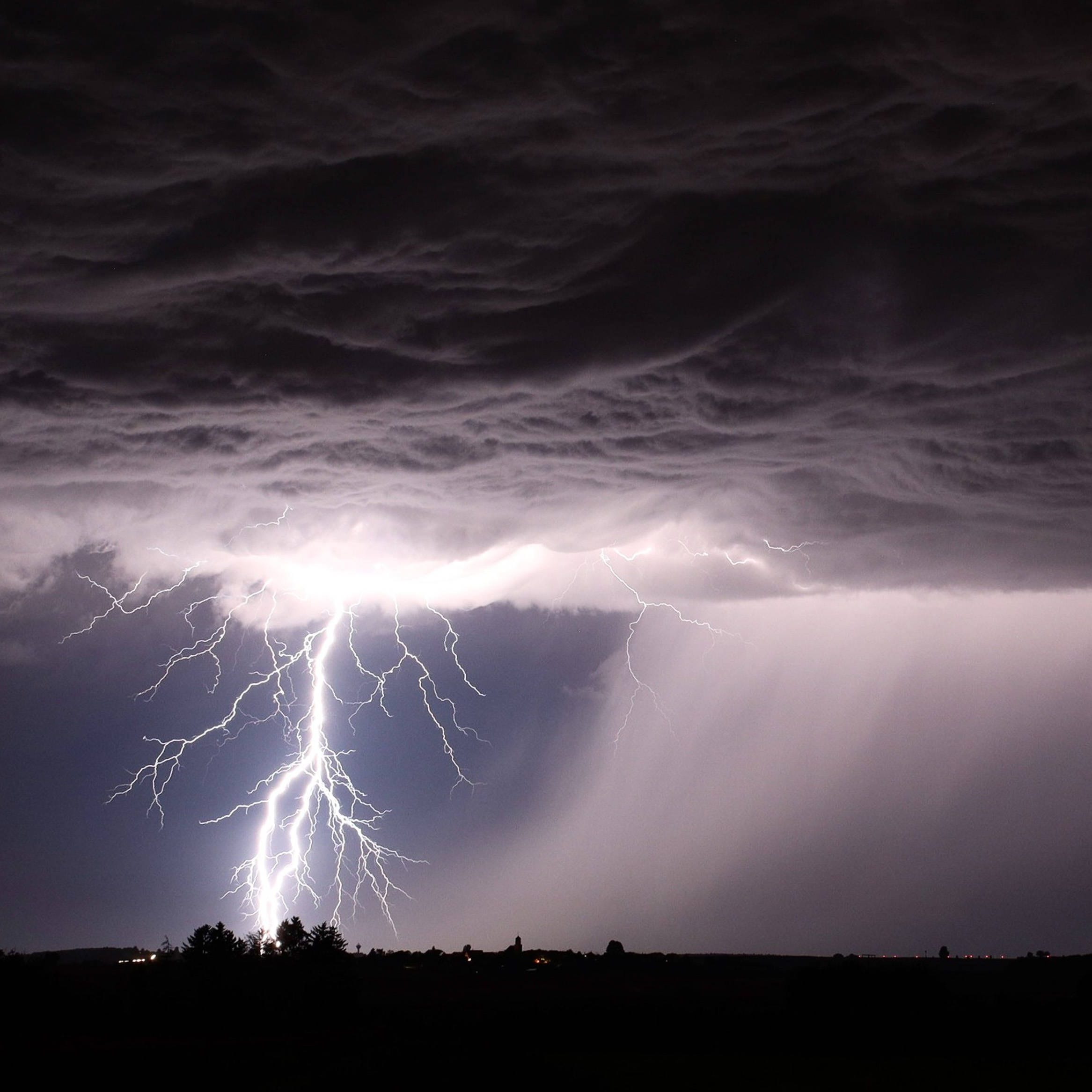 Sommergewitter (Archivbild): Nach einer Auswertung des Verbands der Elektrotechnik Elektronik Informationstechnik (VDE) gibt es durch Blitzeinschlag bundesweit jährlich etwa sieben Todesfälle und 120 Verletzte.