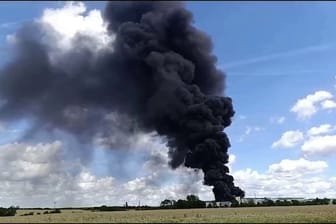 Rauchwolke beim Brand einer Kräuterfirma.