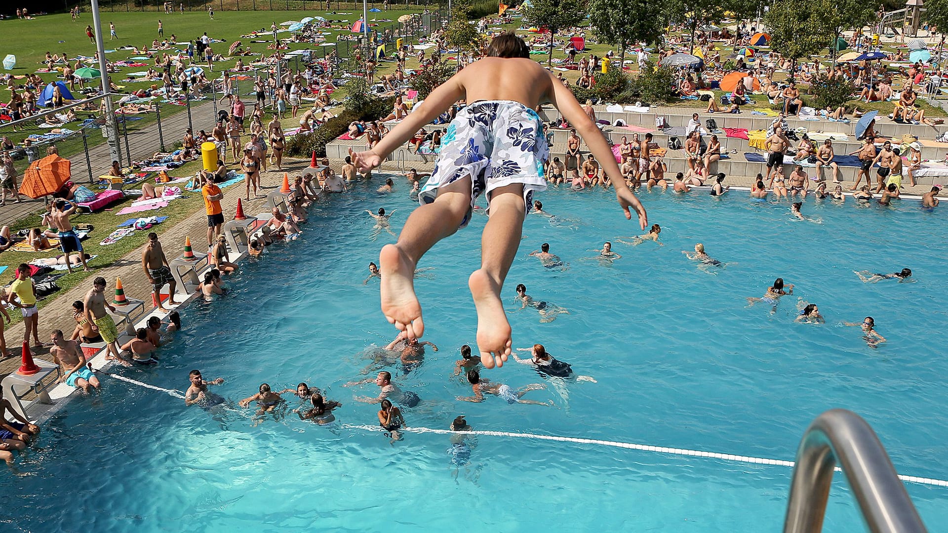 Düsseldorf Freibad Rheinbad Sommer 38 Grad