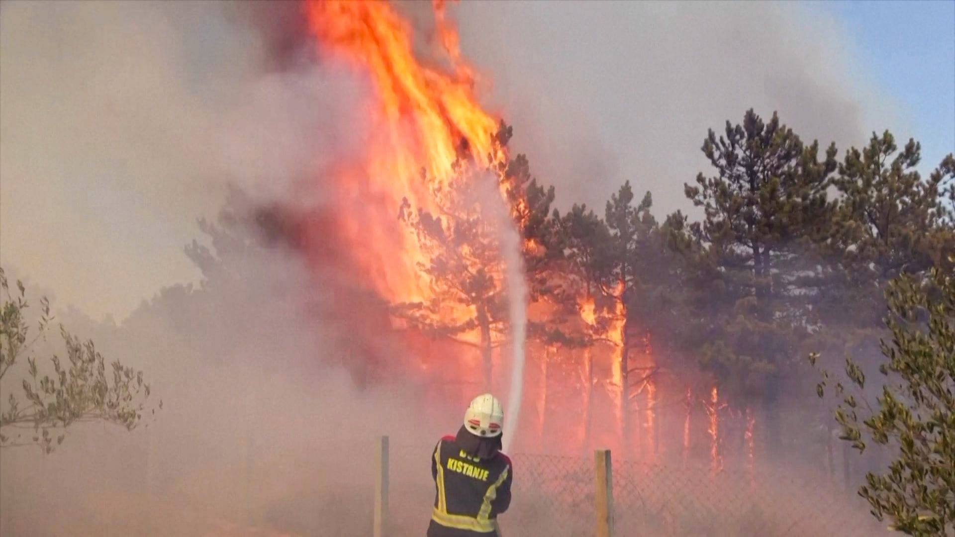 Brände in Kroatien: Hunderte Feuerwehrleute im Einsatz.