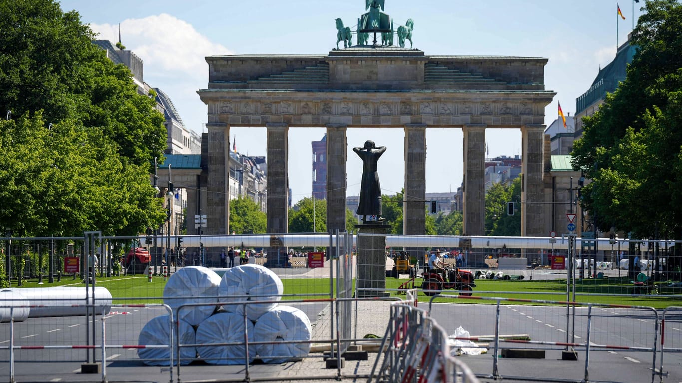 Fanzone am Brandenburger Tor (Archivbild): Bis in die erste Augustwoche bleibt die Straße des 17. Juni noch für Autos gesperrt.