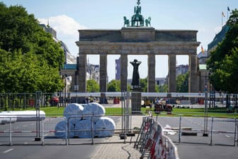 Fanzone am Brandenburger Tor (Archivbild): Bis in die erste Augustwoche bleibt die Straße des 17. Juni noch für Autos gesperrt.