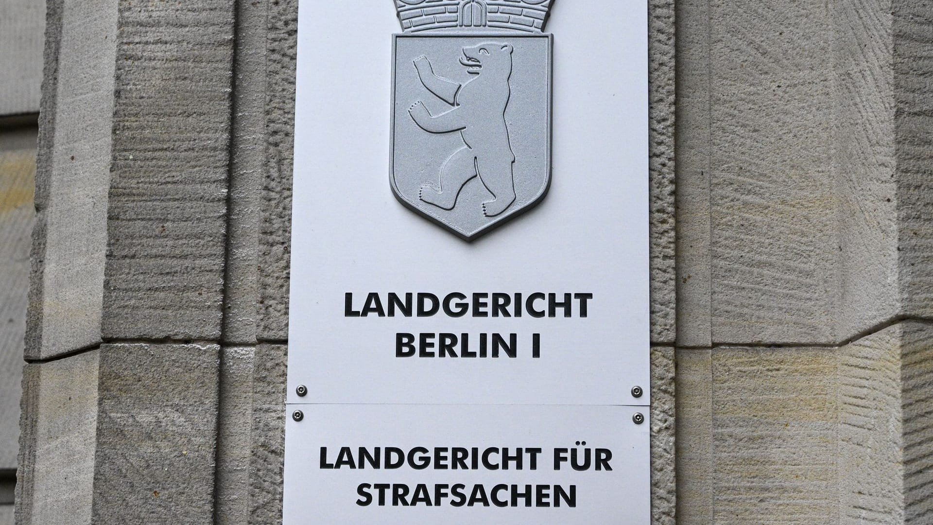 Ein Schild verweist auf das Landgericht Berlin (Symbolbild): Das Berliner Landgericht ordnete die Einziehung von umstrittenen Immobilien an.