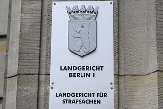 Ein Schild verweist auf das Landgericht Berlin (Symbolbild): Das Berliner Landgericht ordnete die Einziehung von umstrittenen Immobilien an.