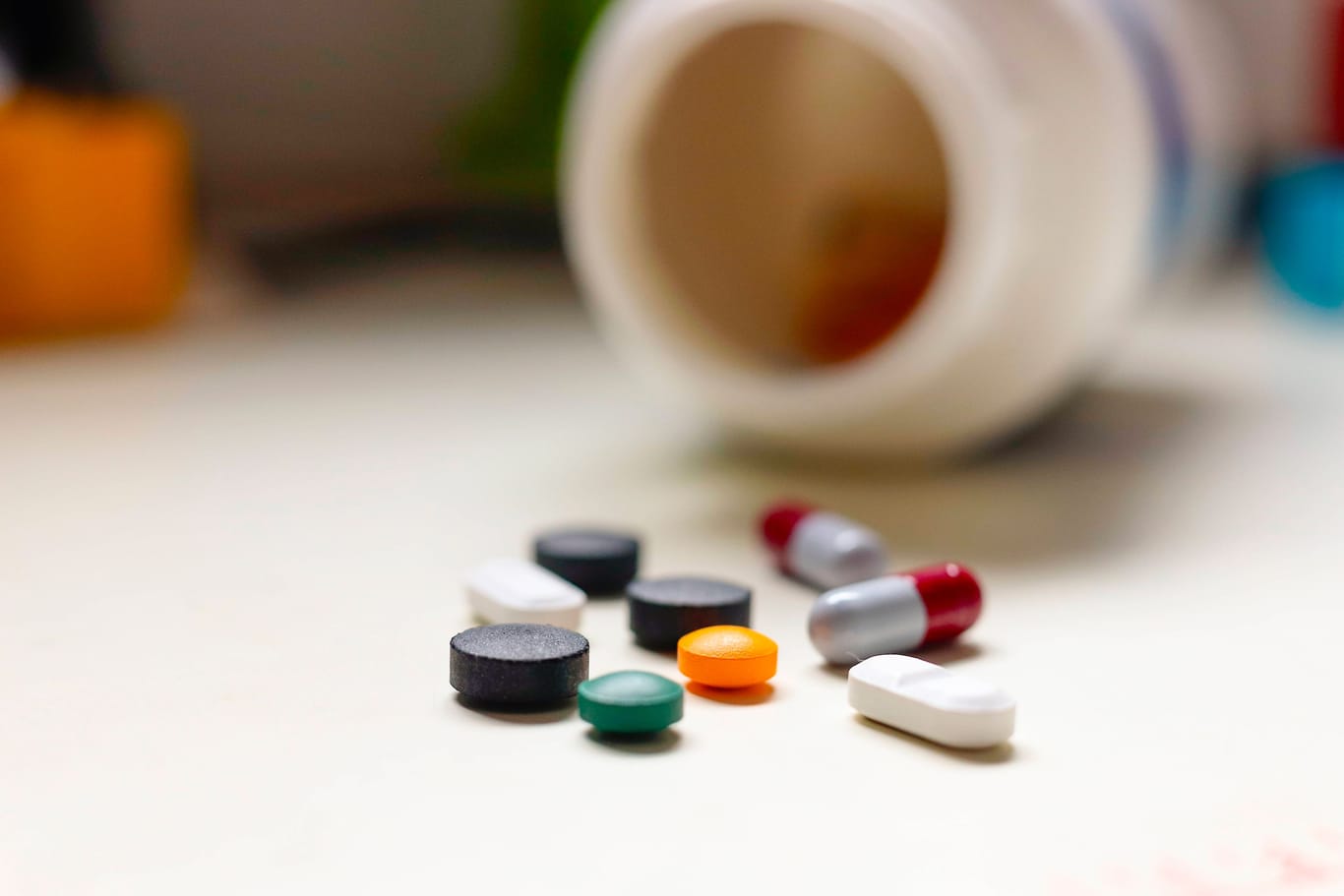 Bunte Pillen: Nicht selten werden Medikamente falsch verabreicht (Symbolbild).